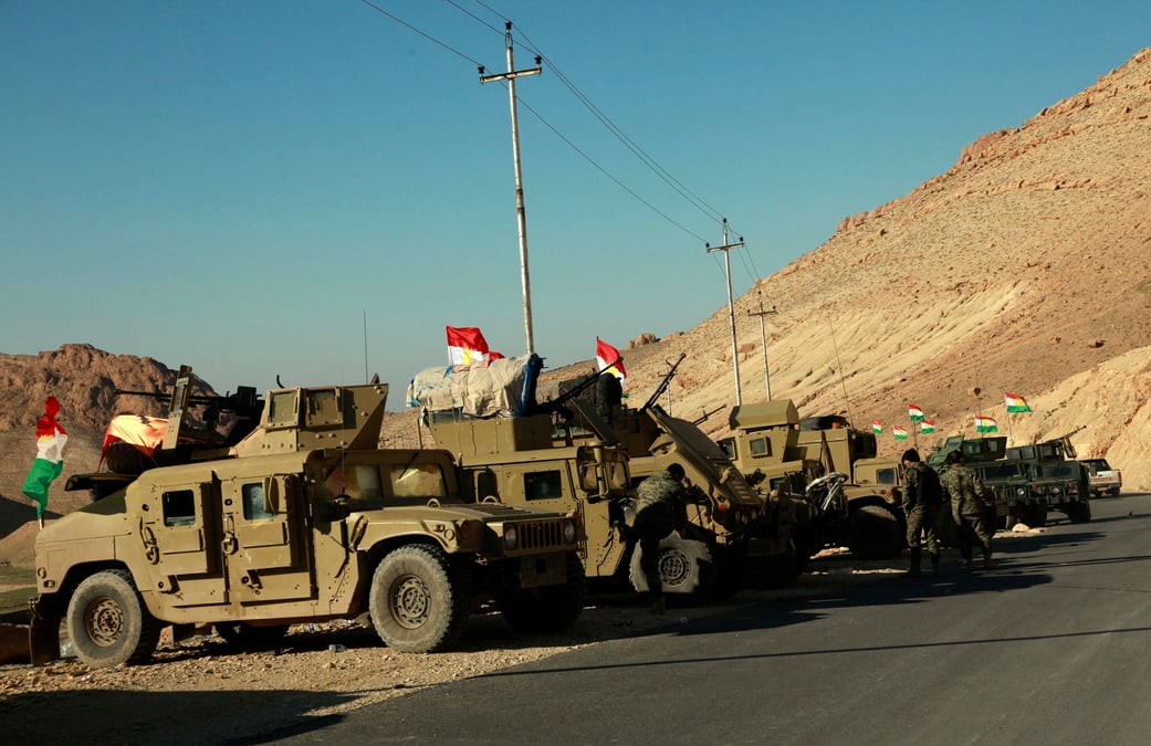 Combattants kurdes et yazidis tentent de reprendre la ville irakienne de sindjar aux djihadistes