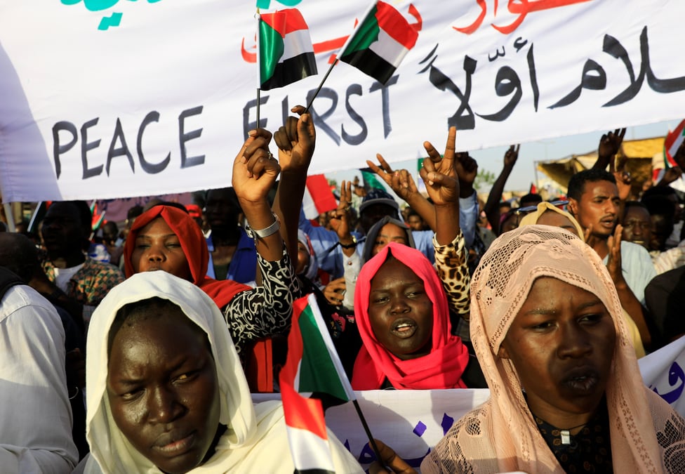 Centaines de milliers de manifestants devant un ministere a khartoum