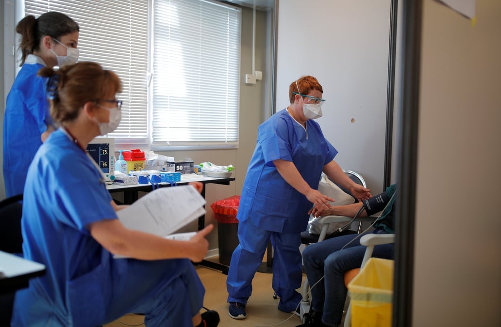 Coronavirus : des soignants portent des masques dans un hôpital qui accueille des patients malades du Covid-19