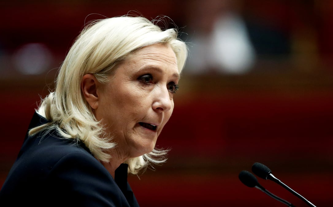 Le pen reaffirme son soutien aux militaires denoncant un "delitement" de la france