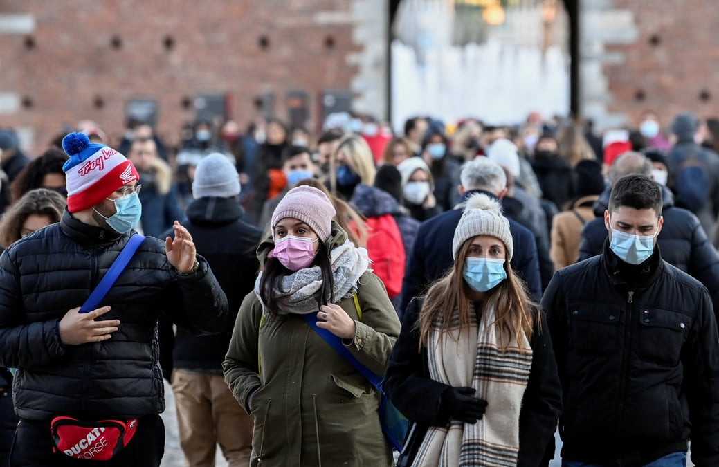 Face a omicron, la commission europeenne veut un examen quotidien des restrictions de deplacement