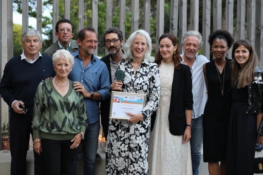 La lauréate du Prix Pampelonne-Ramatuelle, Tatiana de Rosnay, entourée du jury (de gauche à droite) : Roland Bruno, Danielle Mitelman, François Rey, Stéphane de Groodt, David Foenkinos, Emilie Frèche, Nicolas Briançon, Rachel Khan et  Lou Leclair