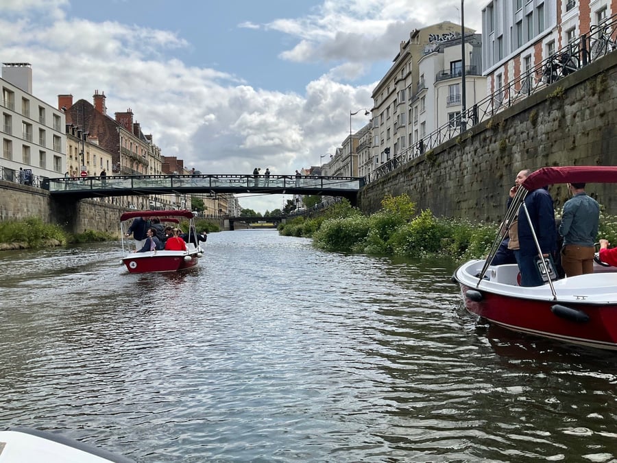 Il existe déjà quelques jardins flottants aménagés sur la Vilaine, mais en 2028, en plus des bateaux électriques ou des canoës, les Rennais pourront déambuler au plus près de l’eau et de la nature, selon le projet d’aménagement des quais dévoilé en juin par la mairie de Rennes.