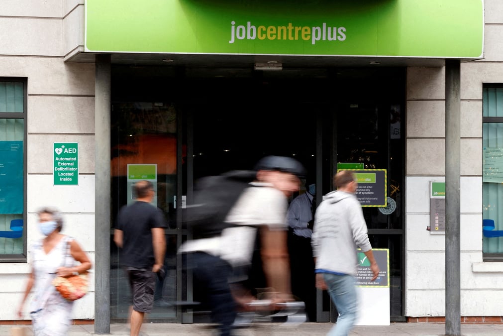 Grande-bretagne: le chomage au plus bas depuis 1974 mais l'inflation pese sur les salaires