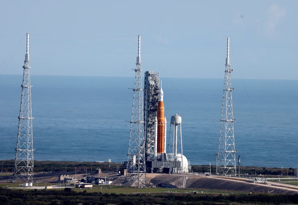 La fusee space launch system (sls) de la nasa avec la capsule orion, preparee pour un vol d'essai de six semaines vers la lune