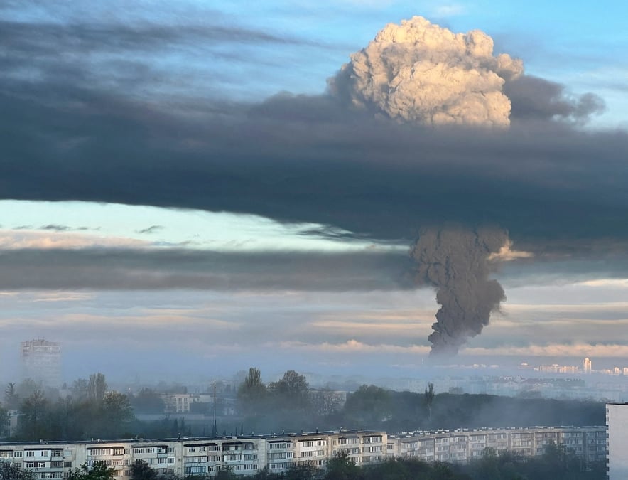 La fumee monte apres une attaque a sebastopol, en crimee