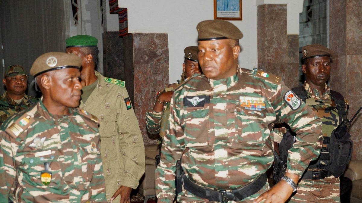 Abdourahamane Tchiani (à droite au premier plan), nouvel homme fort du régime militaire nigérien, s'inquiète des prises de position françaises.
