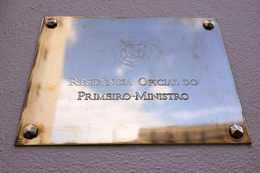 Plaque indiquant la residence officielle du premier ministre portugais au palais sao bento, lisbonne