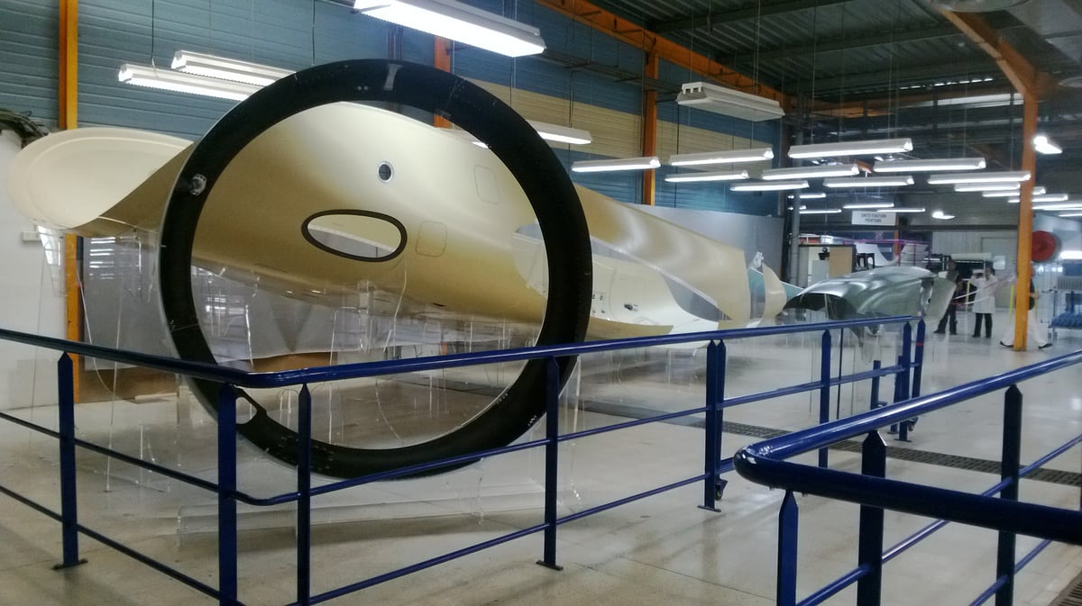 Des ensembles de pièces assemblées par Corse Composites Aéronautiques, ici sur des présentoirs en plexiglass conçus par Chiang Ingénierie.