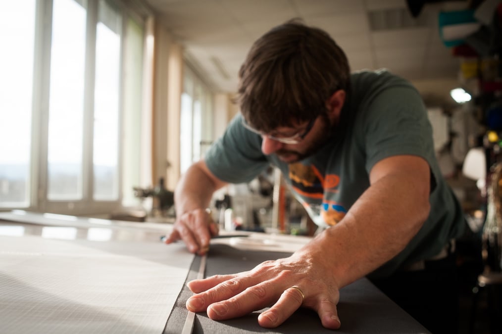 Dans l'Aveyron, Michaël Ladet recycle des voiles de bateau usagées pour en faire des articles de maroquinerie ainsi que des objets de décoration.