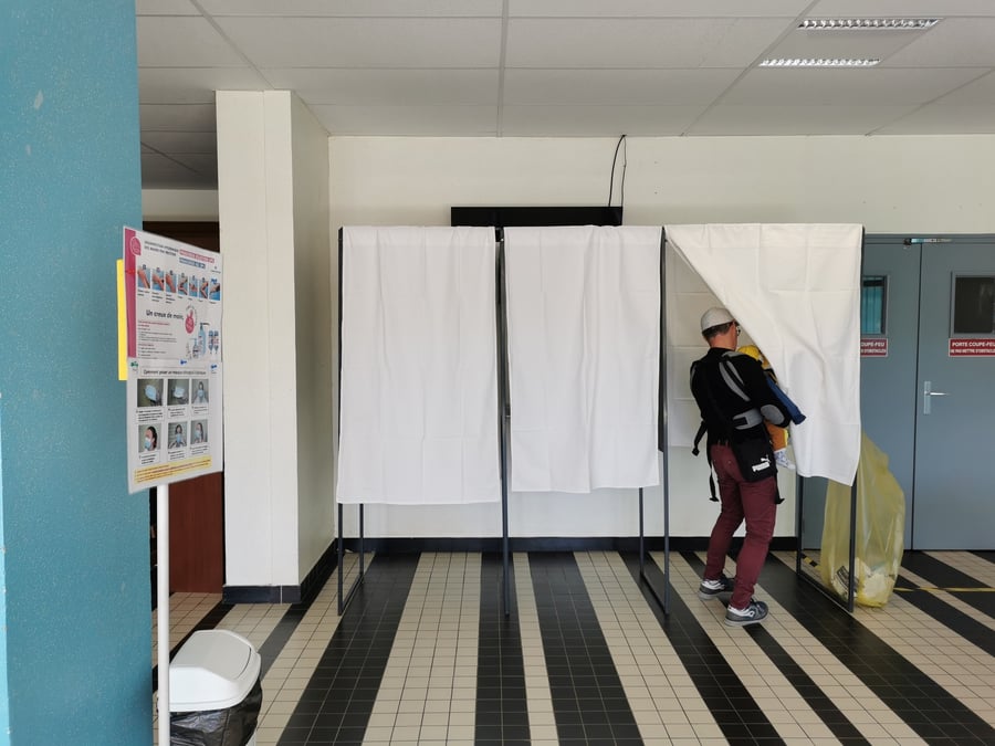 La liste aux élections européennes du Rassemblement national, menée par Jordan Bardella, a recueilli 30,91% des votes exprimés en Auvergne-Rhône-Alpes, contre 31,4 % au niveau national. Elle est suivie par celle de « Coalition d'Europe » (Renaissance, Modem), avec 14,2 % des voix (14,6 % au national), puis par « Réveiller l'Europe » (Parti socialiste, Place publique) avec 13,8 % des voix en Auvergne-Rhône-Alpes (au même niveau qu'à l'échelle nationale).