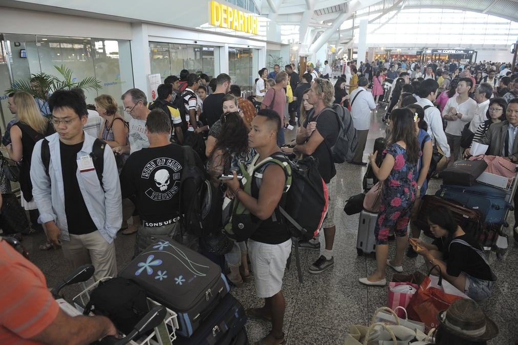 Des aeroports fermes en indonesie en raison d'une eruption volcanique
