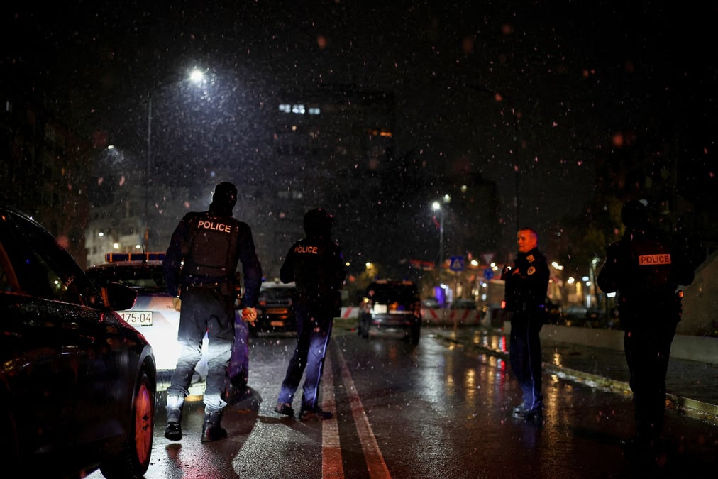 La police du kosovo patrouille sur le pont de la ville de mitrovica