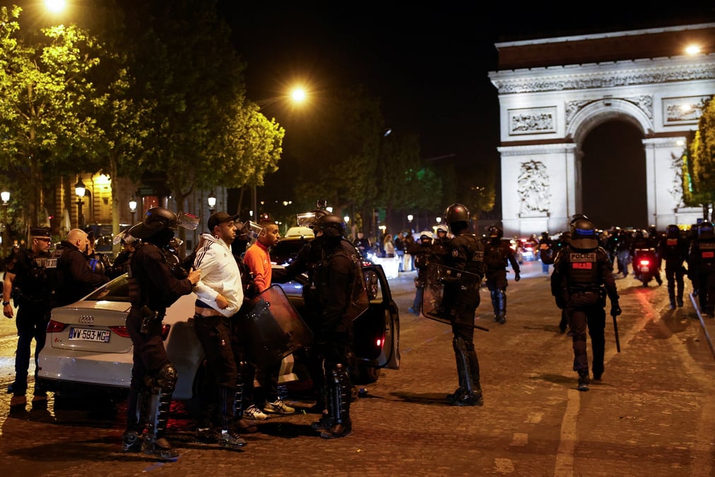 Cinquieme nuit d'emeutes apres la mort d'un adolescent abattu par la police en banlieue parisienne