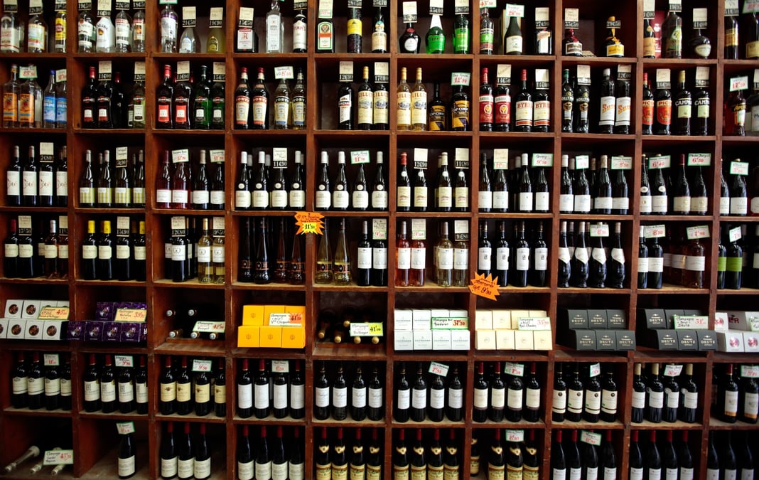Des bouteilles de vin dans un magasin à Nice (photo d'illustration).