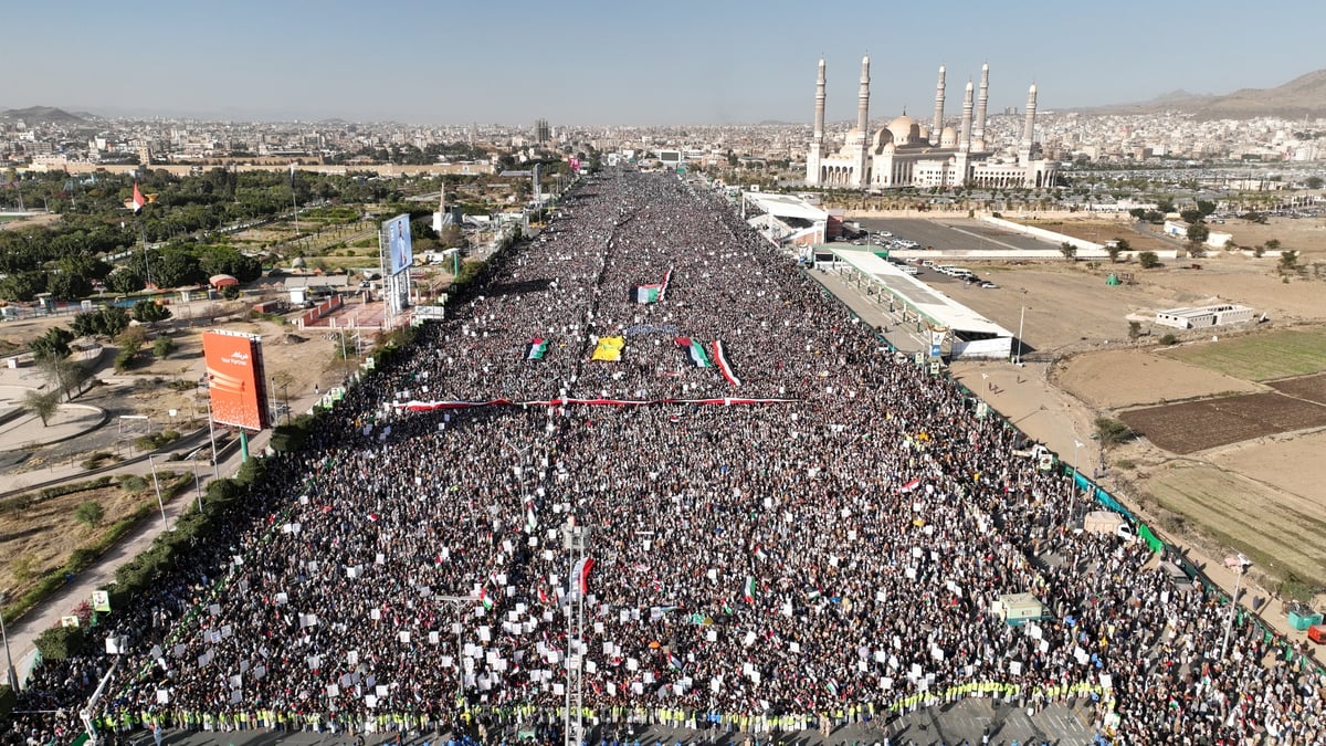 Les partisans des houthis se rassemblent apres les frappes americaines et britanniques contre les houthis