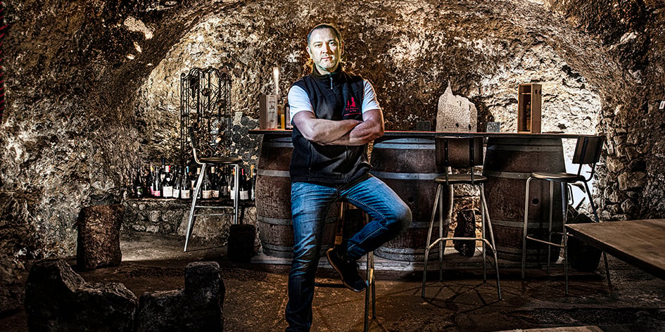 Sébastien Jolivet dans sa cave en août 2021, année où ce passionné de liqueurs anciennes a ranimé la belle endormie (depuis 1950).