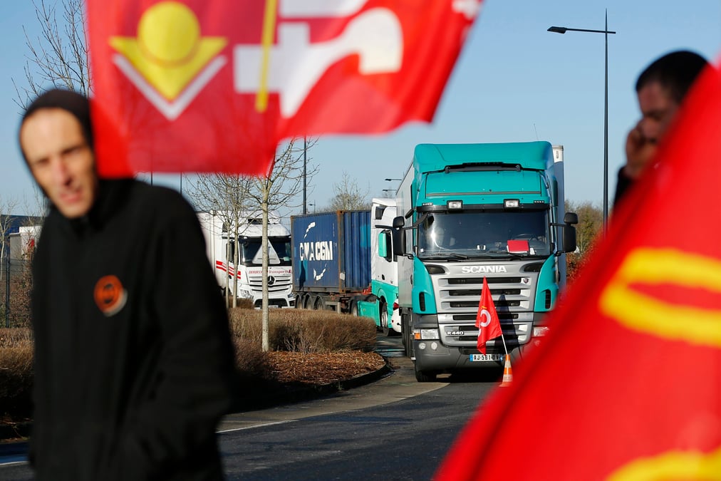Les routiers maintiennent la pression