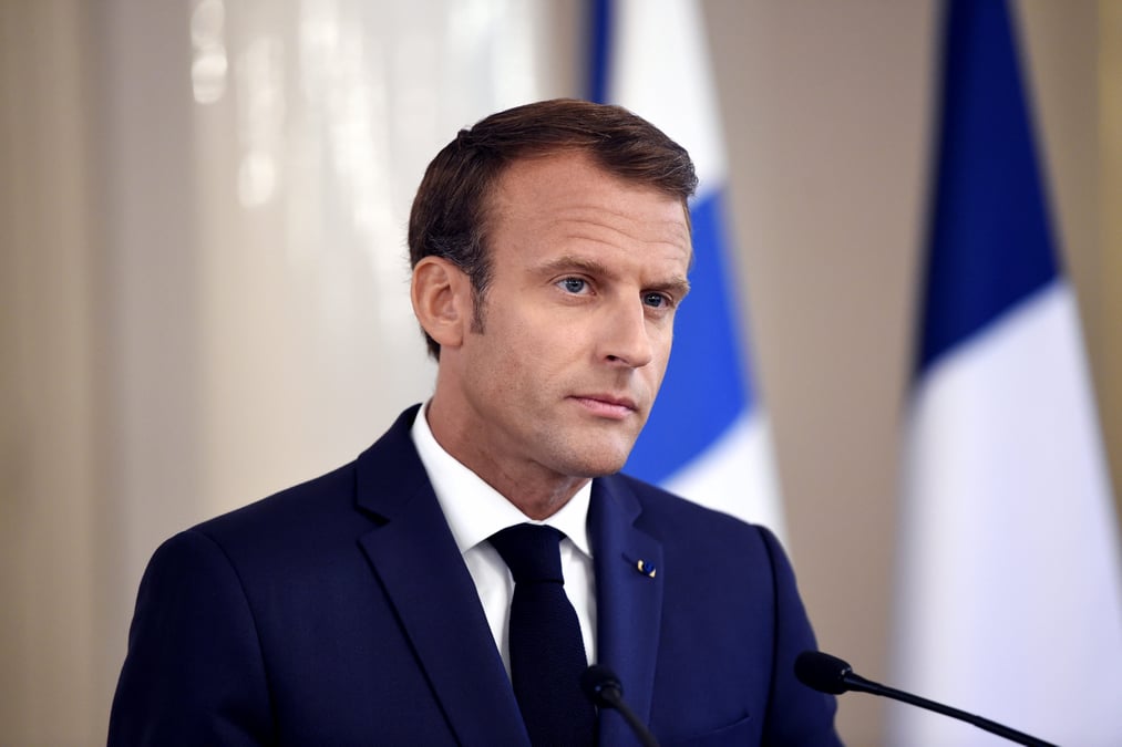 Macron se defend de "copinage" en faveur de besson a los angeles