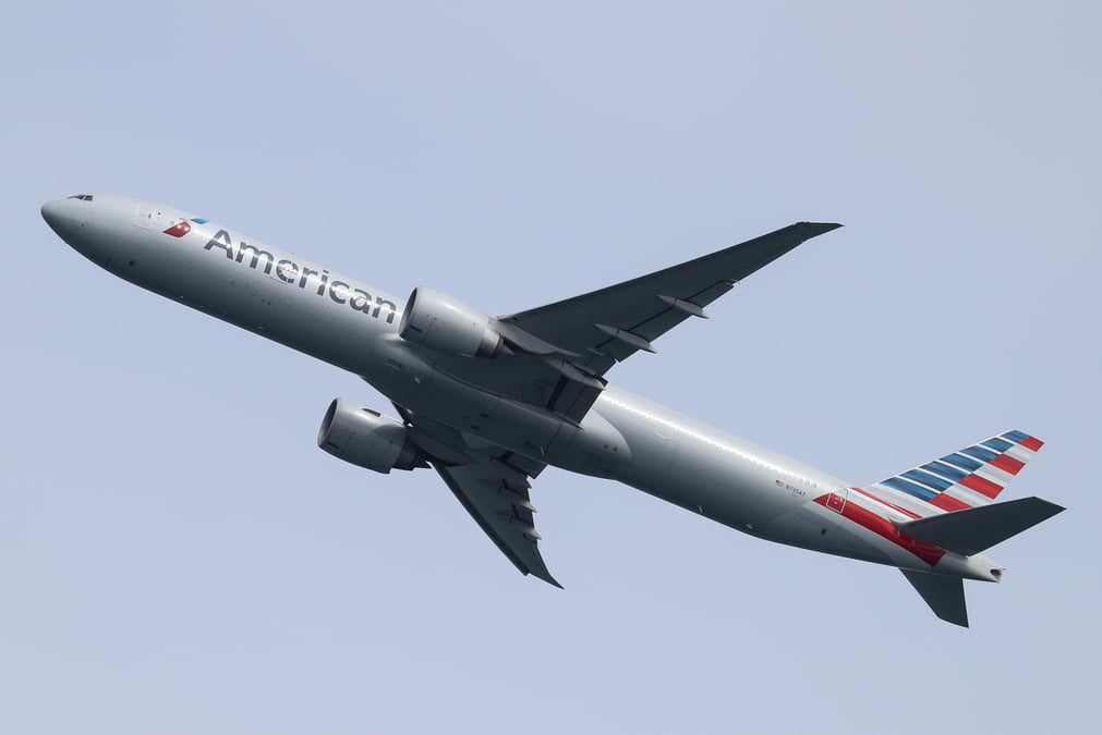 American airlines previent qu'il pourrait devoir licencier 13.000 salaries