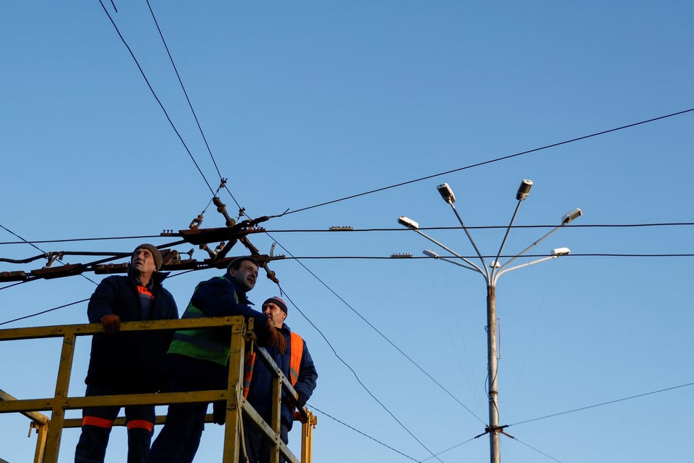 Des employes municipaux verifient un reseau electrique des transports publics avant d'eventuelles coupures de courant a mykolaiv