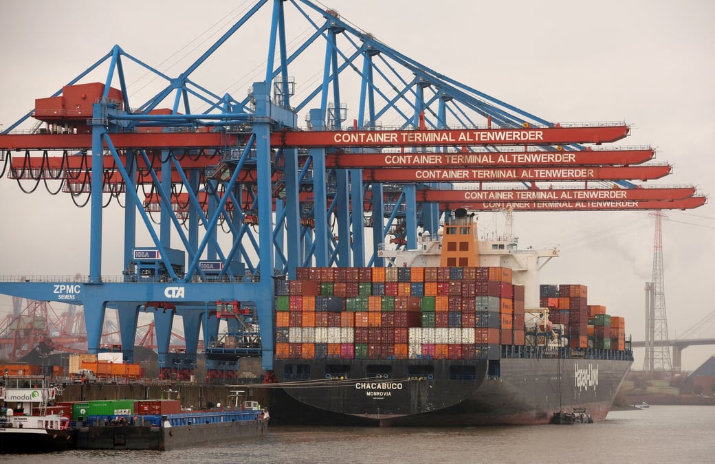 Un porte-conteneurs a hambourg, en allemagne