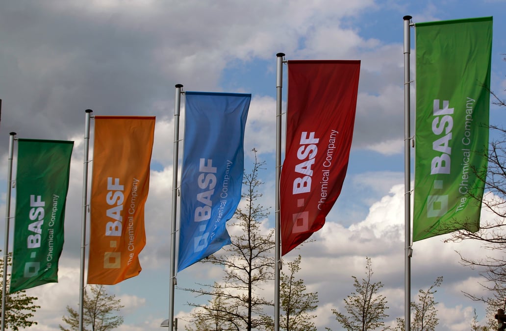 Drapeaux de l'entreprise chimique allemande basf a monheim