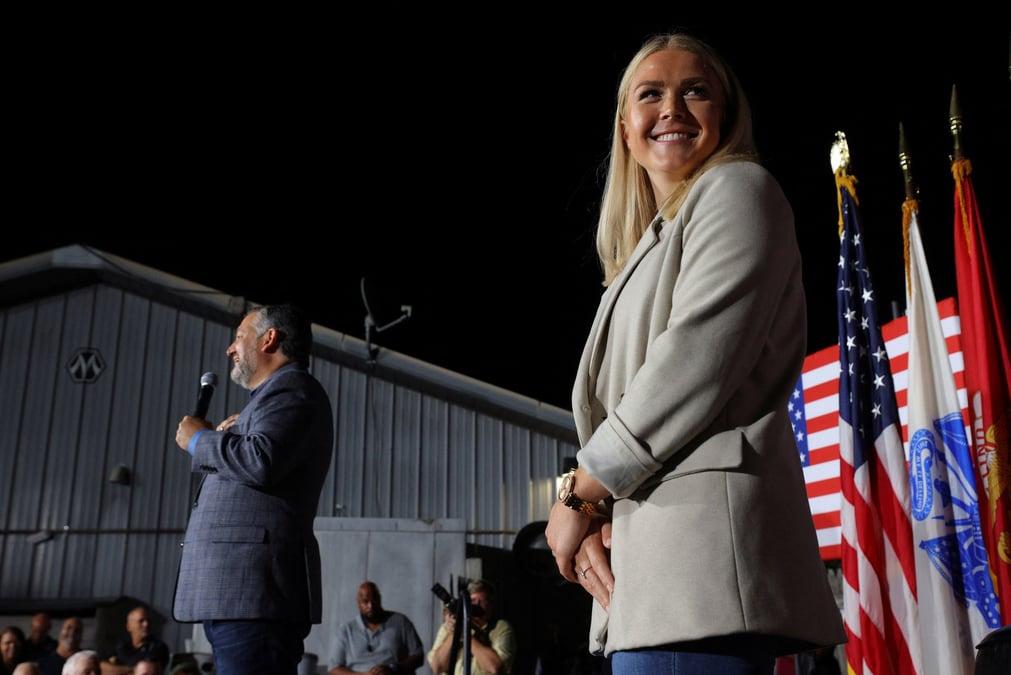 La candidate republicaine a la chambre des representants des etats-unis karoline leavitt fait campagne a londonderry