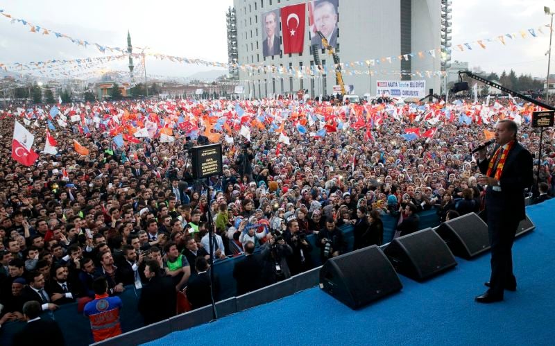 Recep Tayyip Erdogan menace de fermer Facebook et YouTube