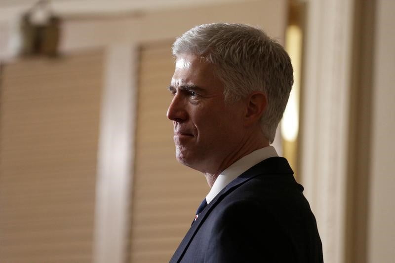 Trump presse le senat de confirmer gorsuch a la cour supreme