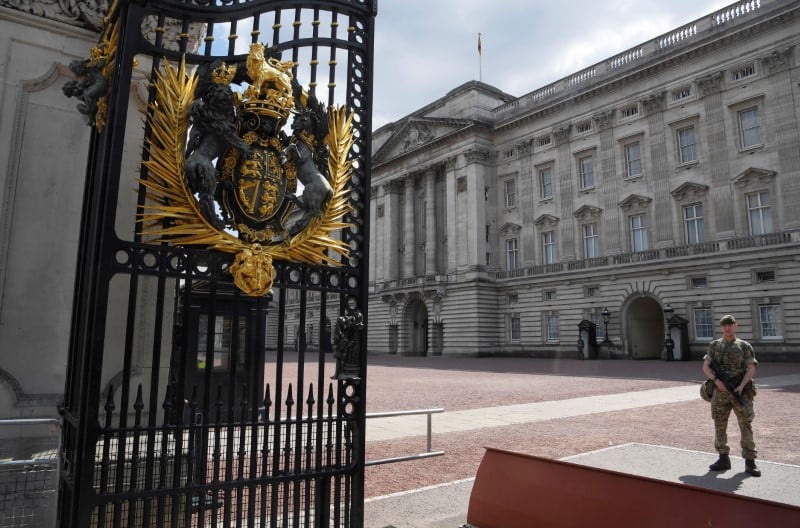 Un homme arme d'un couteau arrete a londres