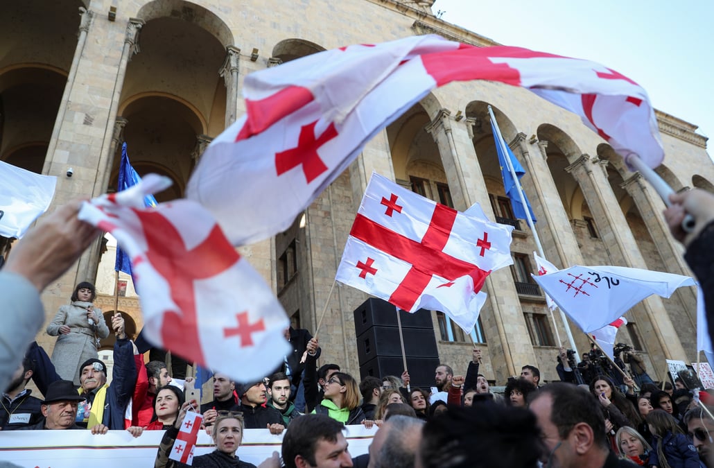 Des milliers de manifestants en georgie pour des elections anticipees