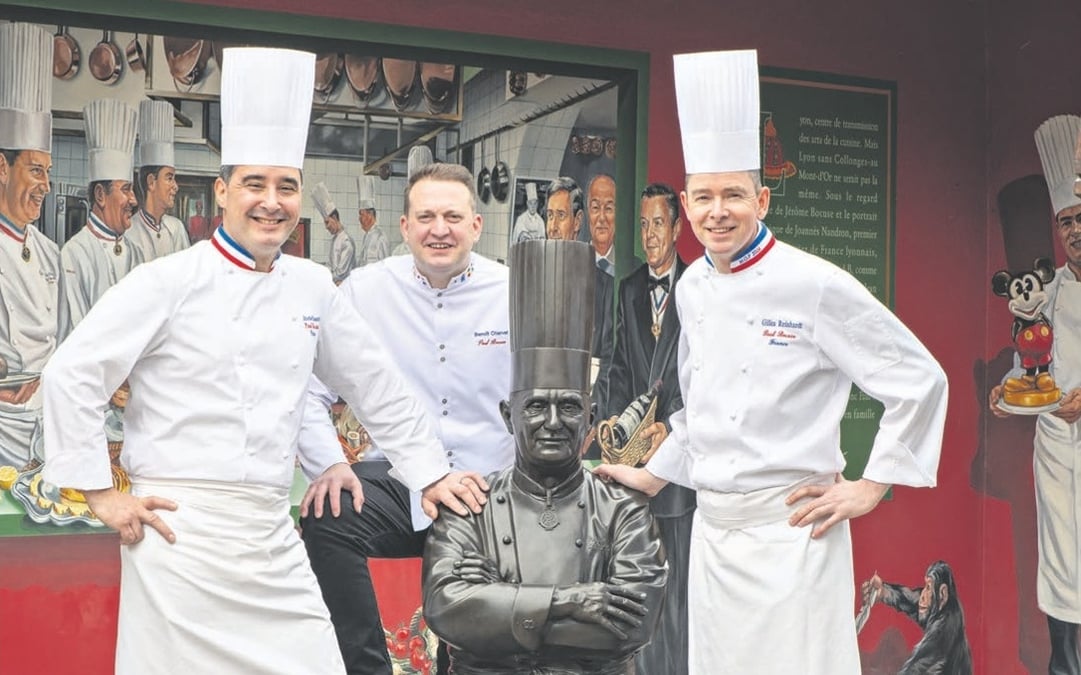 De gauche à droite, Olivier Couvin, chef de cuisine, Benoît Charvet, chef pâtissier, et Gilles Reinhardt, chef exécutif de l’Auberge du Pont de Collonges.