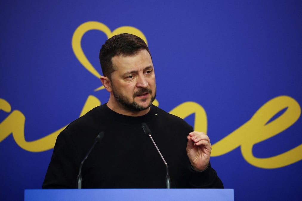 Le president ukrainien volodimir zelensky s'exprime lors d'une conference de presse le jour du sommet ukraine-europe du sud-est a tirana