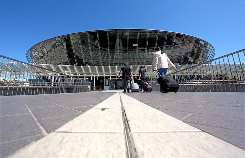 La privatisation des aeroports de nice et lyon officialisee