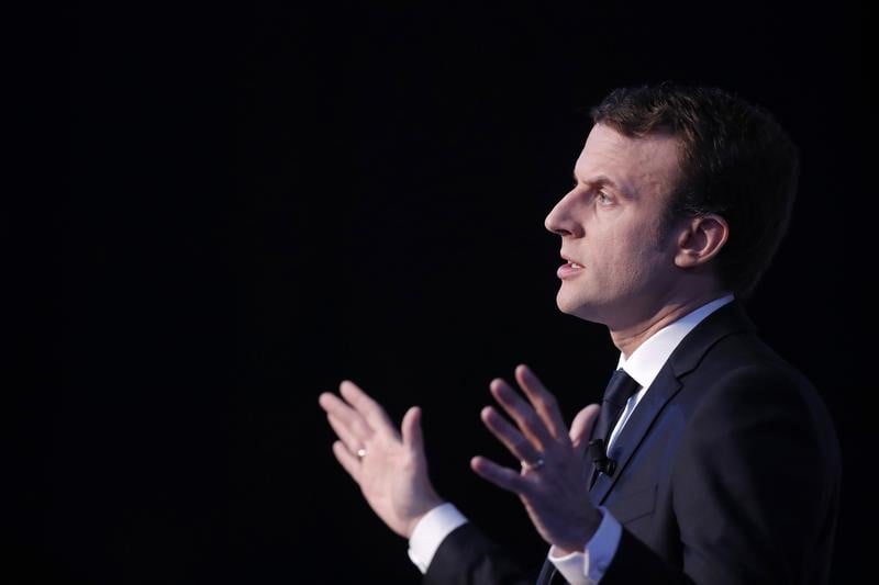 Macron juge "choquant" l'appel a manifester du camp fillon