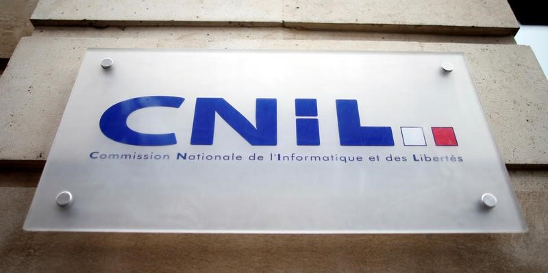 La commission regrette par ailleurs "vivement" d'avoir dû se prononcer dans des conditions d'urgence.