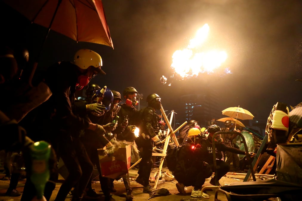 Hong kong: la police menace de tirer a balles reelles sur les "emeutiers"