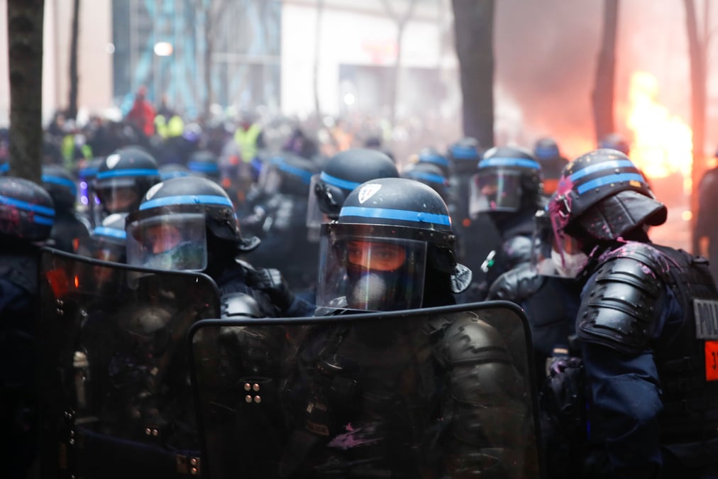 Un cameraman de reuters charge et blesse par la police