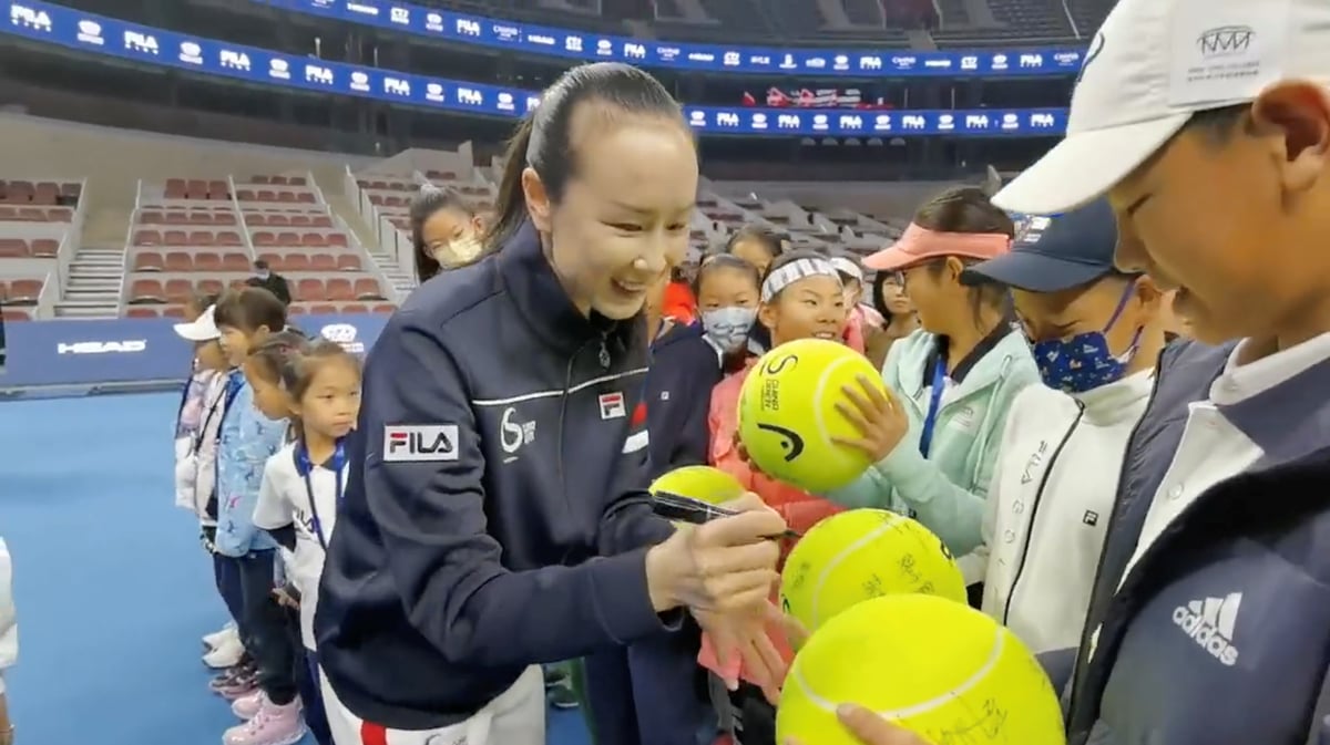 La star du tennis chinois peng shuai reapparait en public a pekin