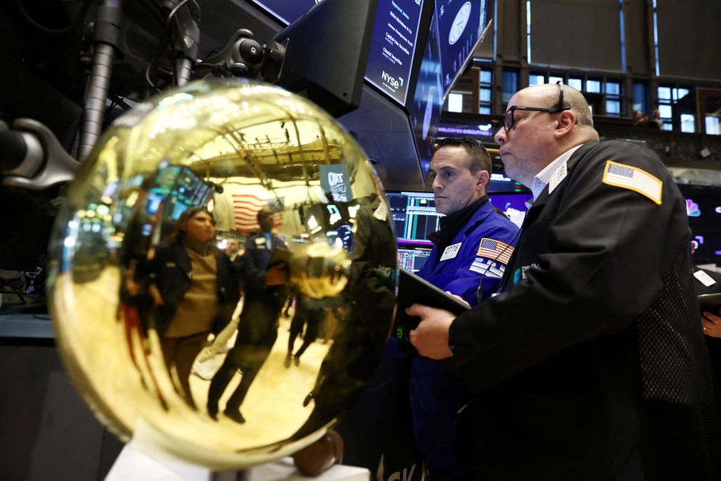 Photo d'archives des traders qui travaillent sur le parquet de la bourse de new york (nyse)