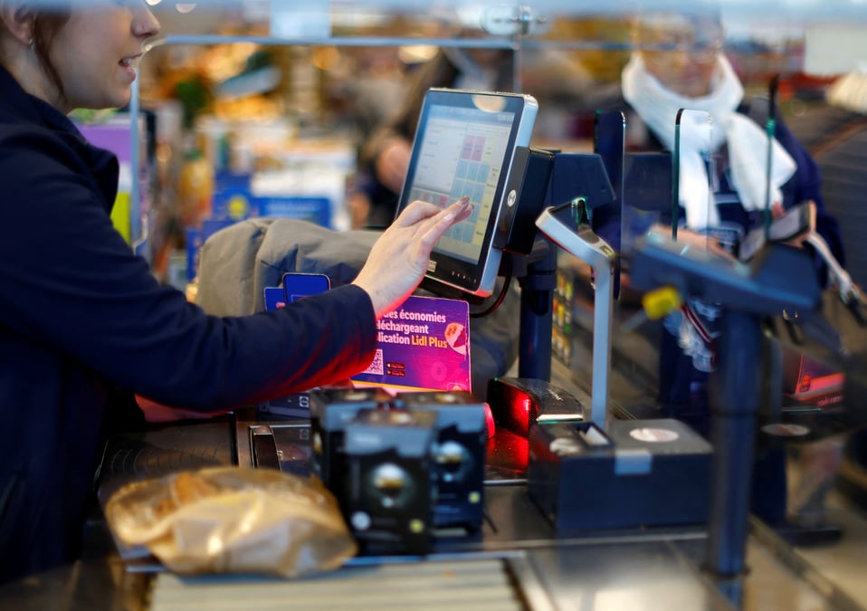 Une caissiere dans un supermarche lidl