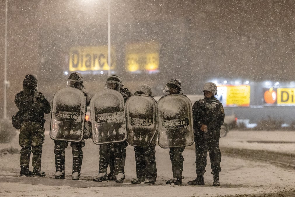 Les forces de police gardent un supermarche face aux pillages, en patagonie
