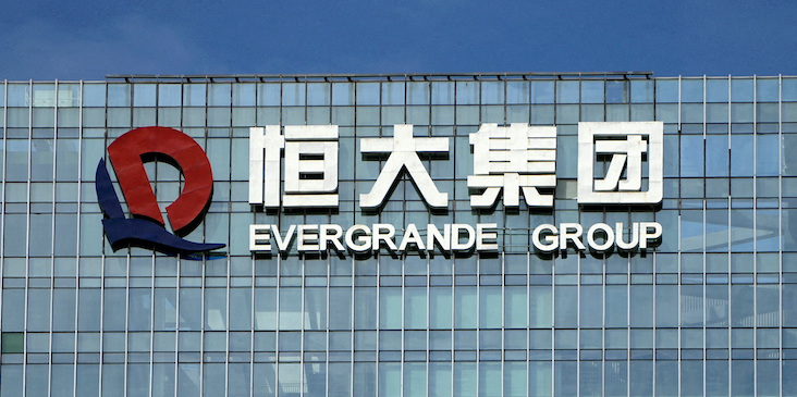 La situation de son patron assombrit fortement l'avenir d'Evergrande, qui espérait finaliser dans les semaines à venir un plan de restructuration de sa dette afin d'éviter la faillite.