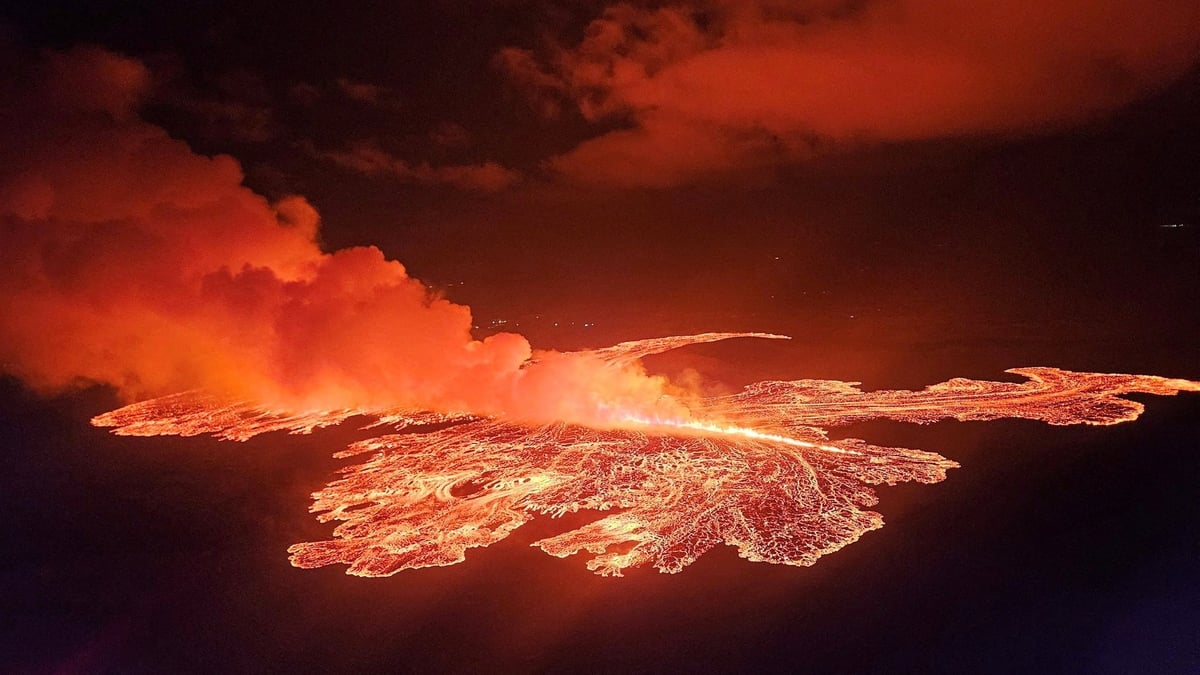 De la lave jaillitet apres l'eruption d'un volcan dans la peninsule de reykjanes, en islande