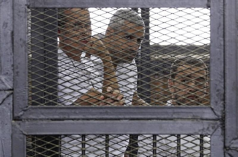 Trois journalistes d'al djazira condamnes a 3 ans de prison au caire