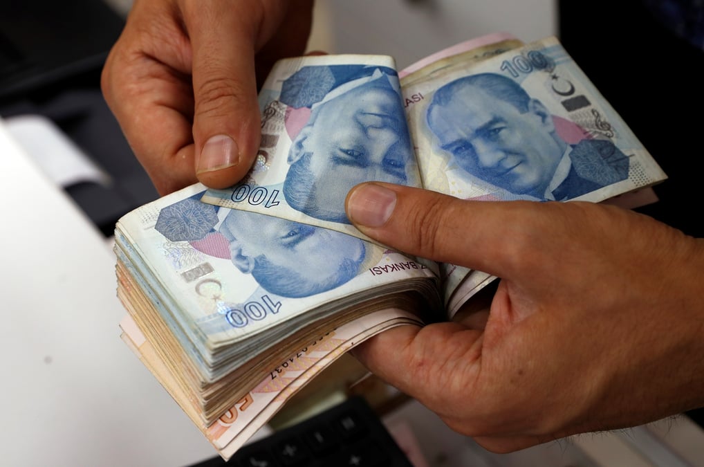 La livre turque touche un nouveau plus bas contre le dollar