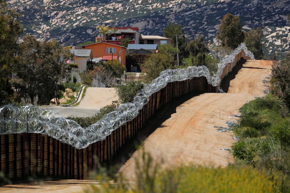 Trump menace de fermer la frontiere avec le mexique
