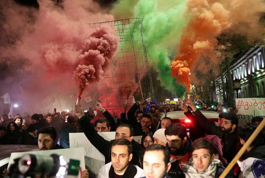 Georgie: la police arrete des manifestants reclamant une reforme electorale