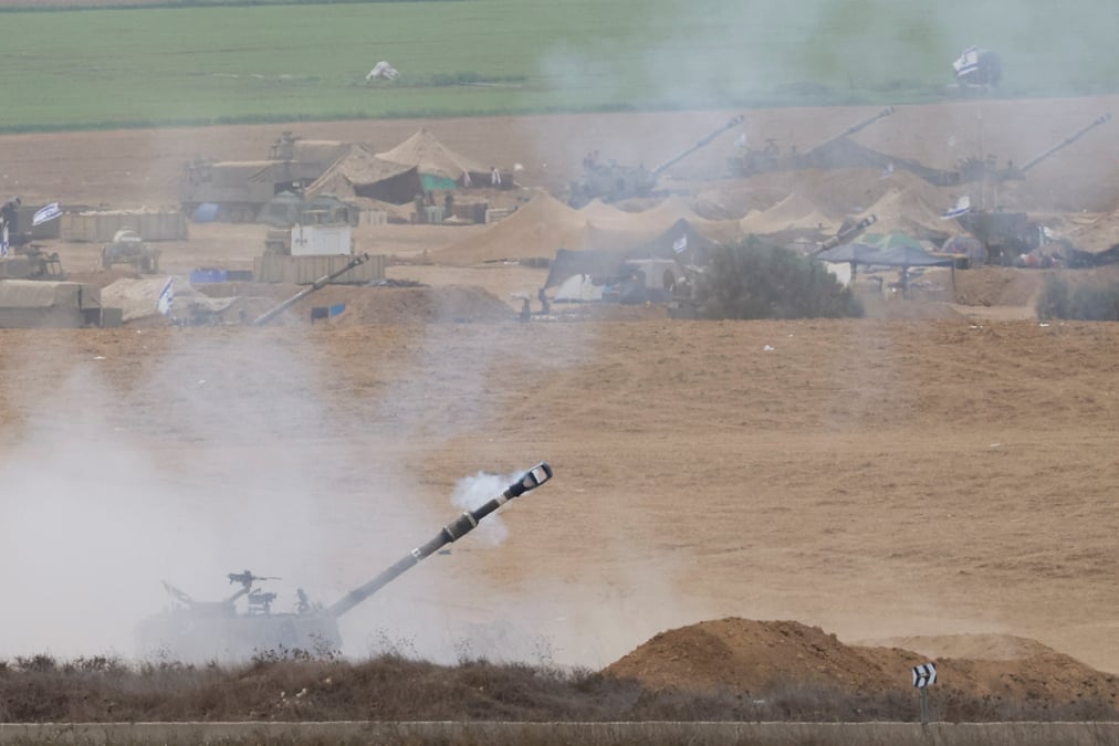 Une unite d'artillerie israelienne tire sur gaza depuis le cote israelien de la frontiere entre israel et la bande de gaza